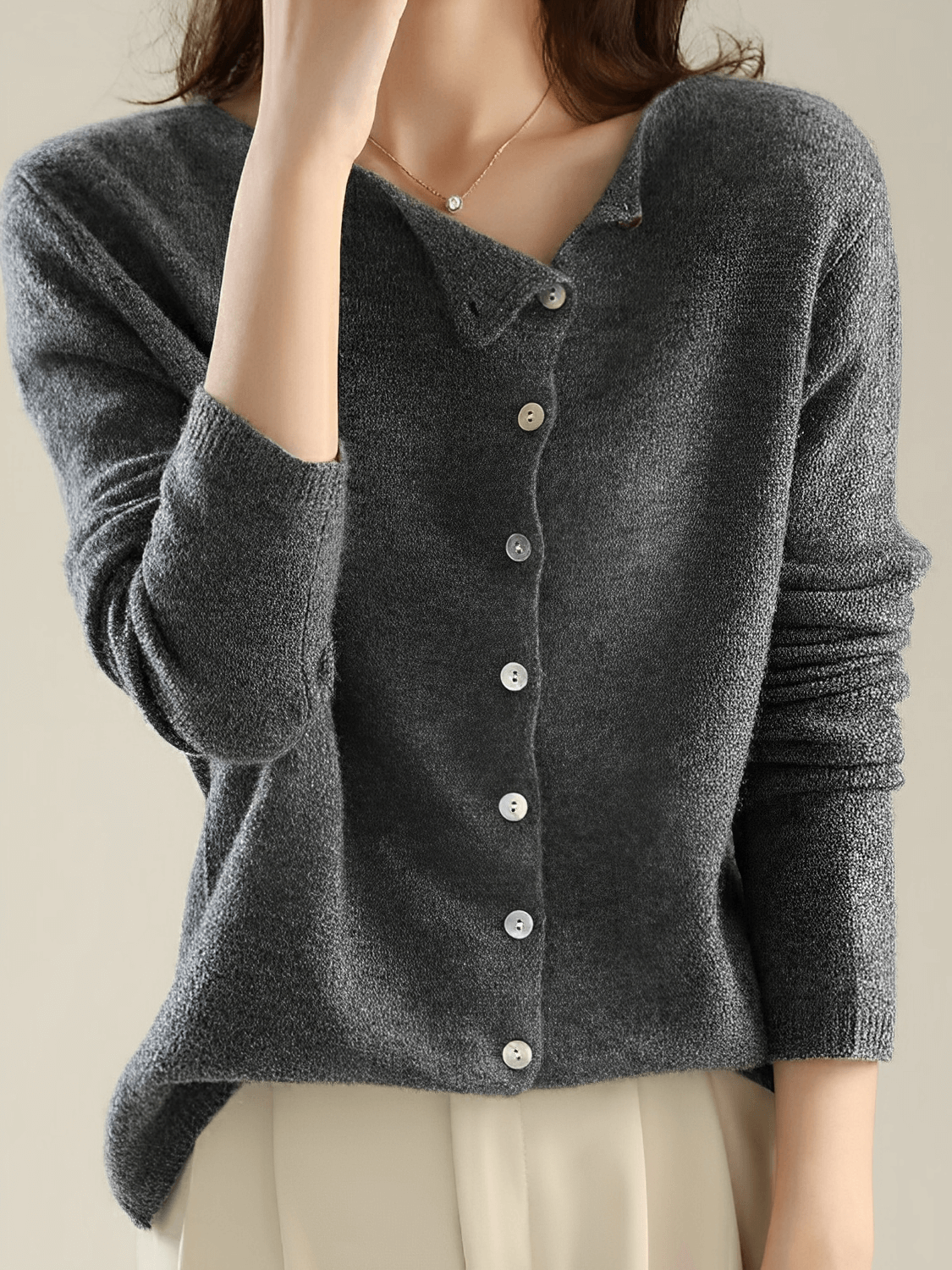Cardigan Feminino em Tricô Fino com Fechamento em Botões Assimétrico - Luzia