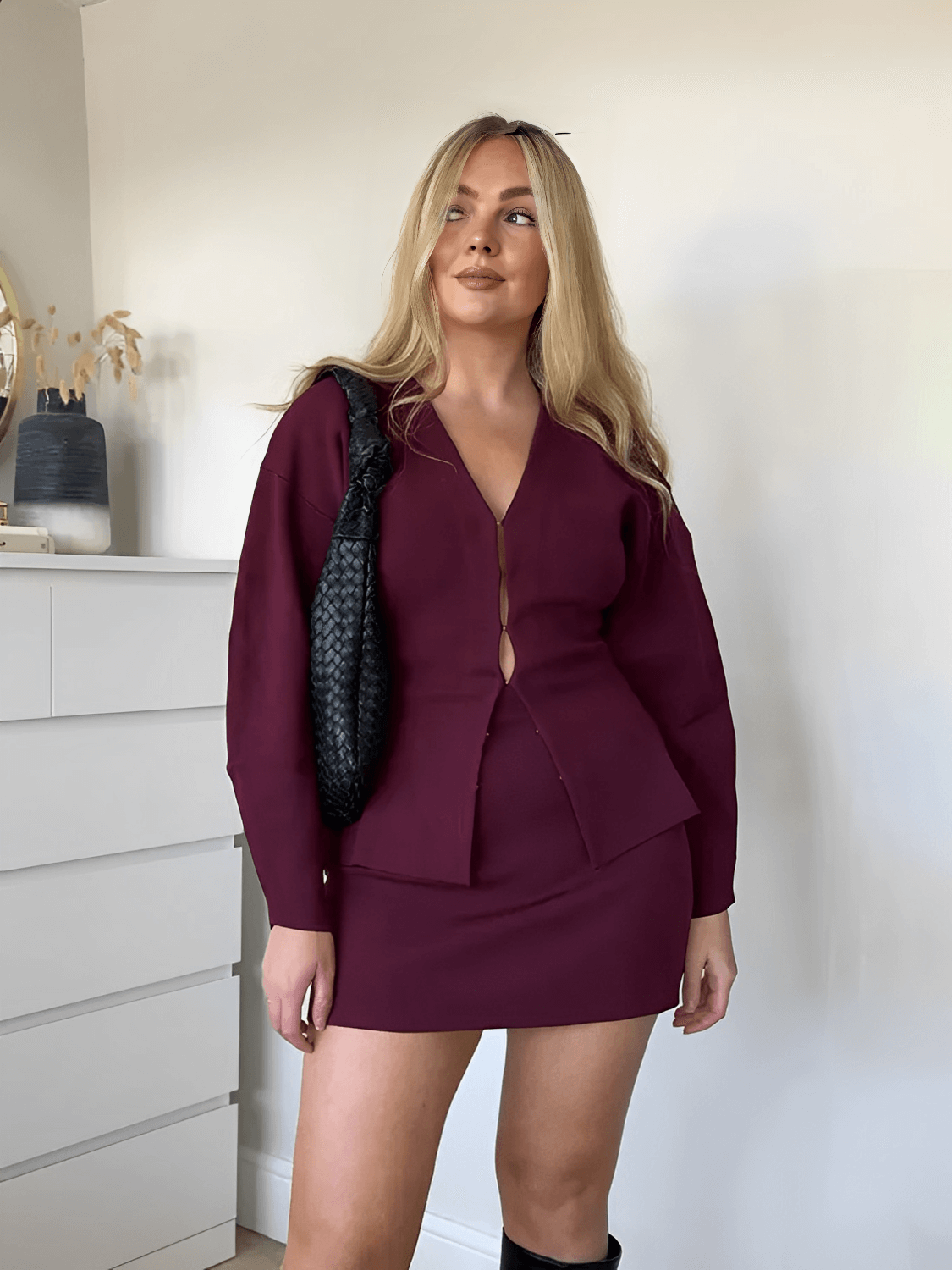 Conjunto Feminino de Tricô com Suéter Gola V e Saia Reta com Cintura Elástica - Viviene