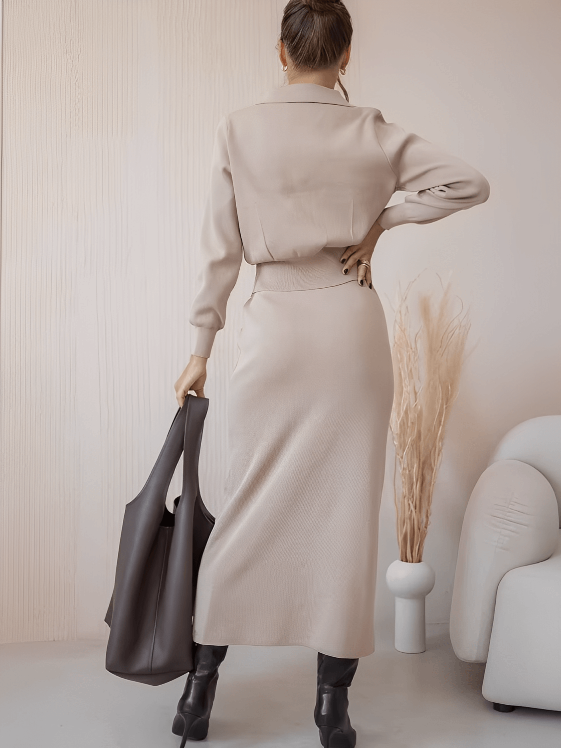 Conjunto Feminino Alfaiataria em Viscose com Suéter de Gola Virada e Saia Midi com Bolsos e Botões - Geyze