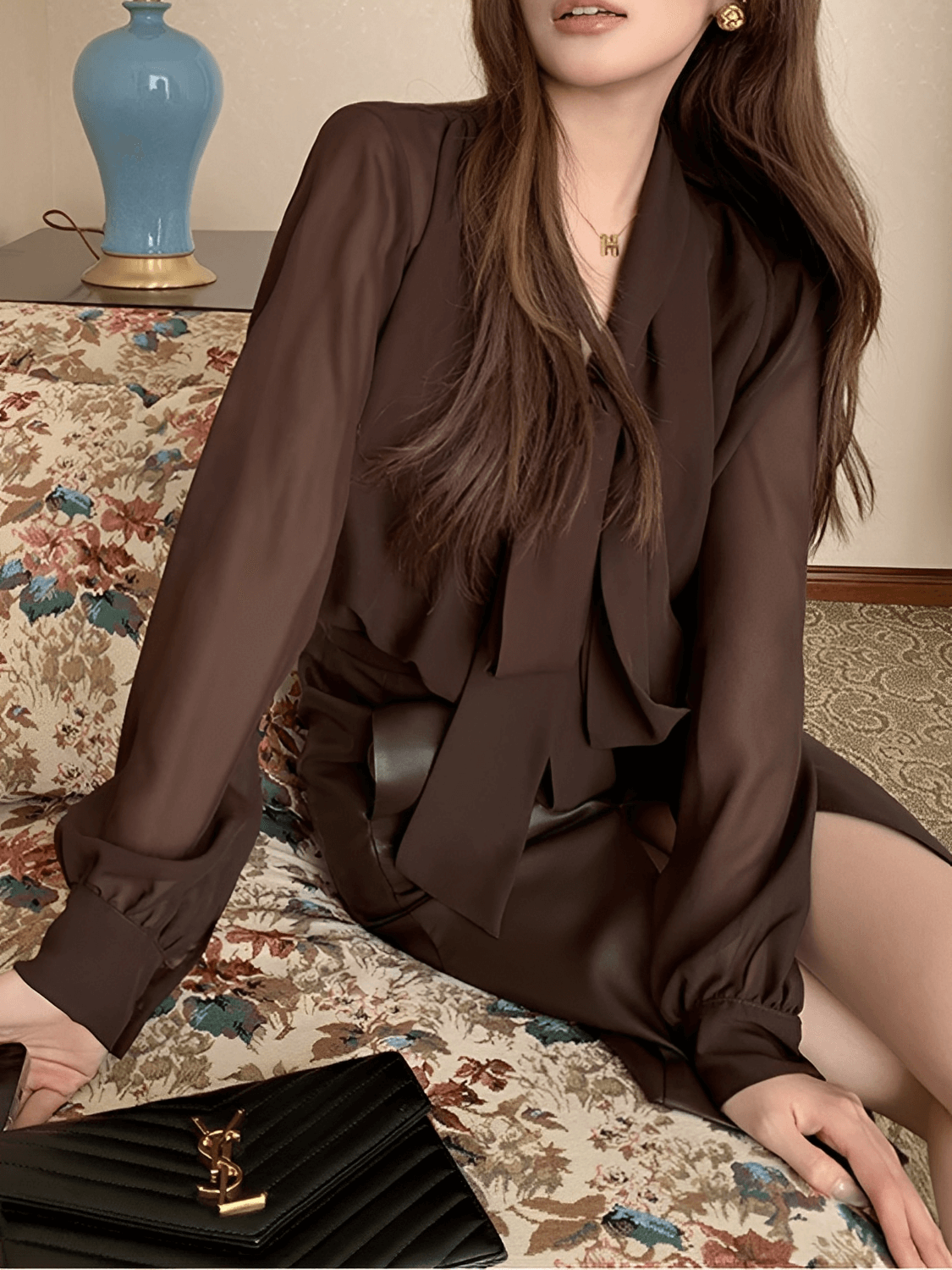 Camisa Feminina em Chiffon com Gola Laço e Punhos com Fechamento em Botão - Evangeline