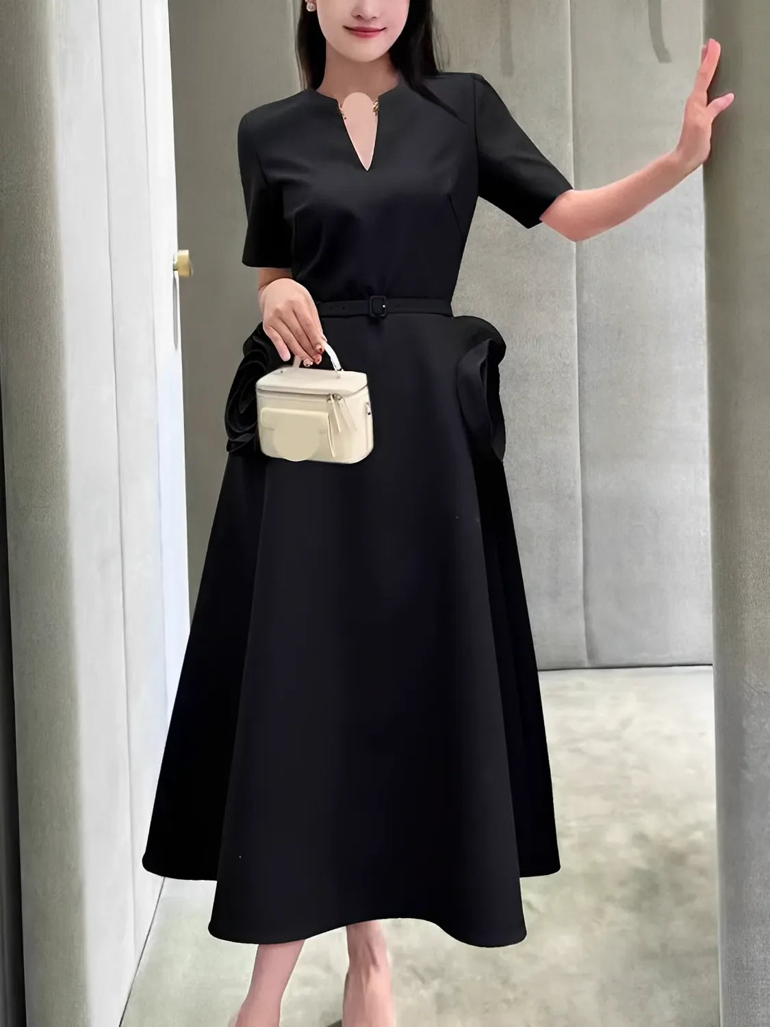 Vestido Feminino Midi Elegante com Aplique de Flor Cinto e Decote em V - Matilda