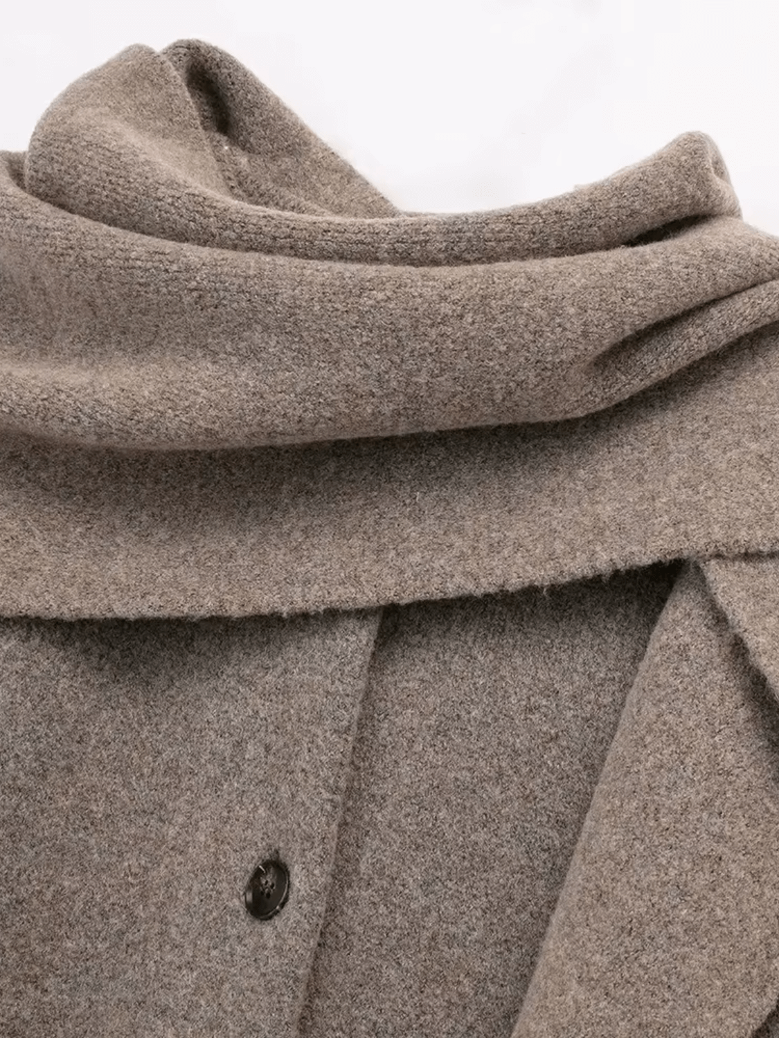 Casaco Feminino Oversized em Lã Batida com Bolsos Frontais Botões e Cachecol Removível com Franjas – Marjorie