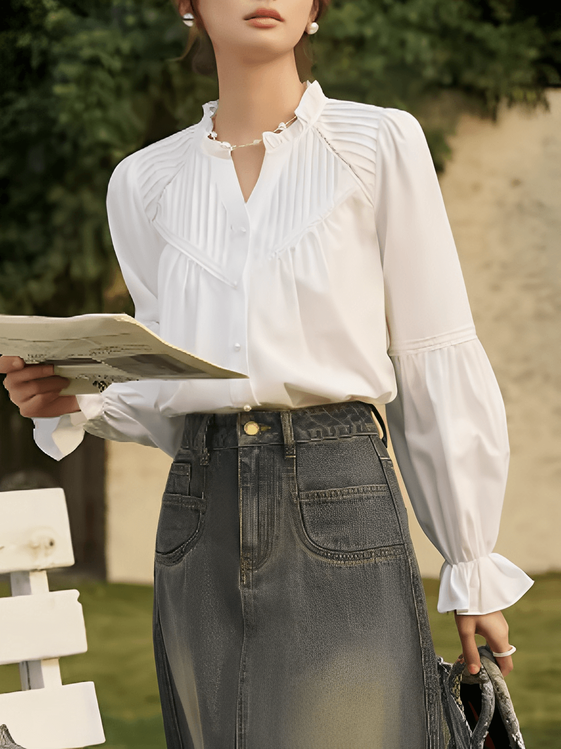 Camisa Feminina em Algodão com Renda Plissada Manga Bufante e Botões Pérola  – Isla
