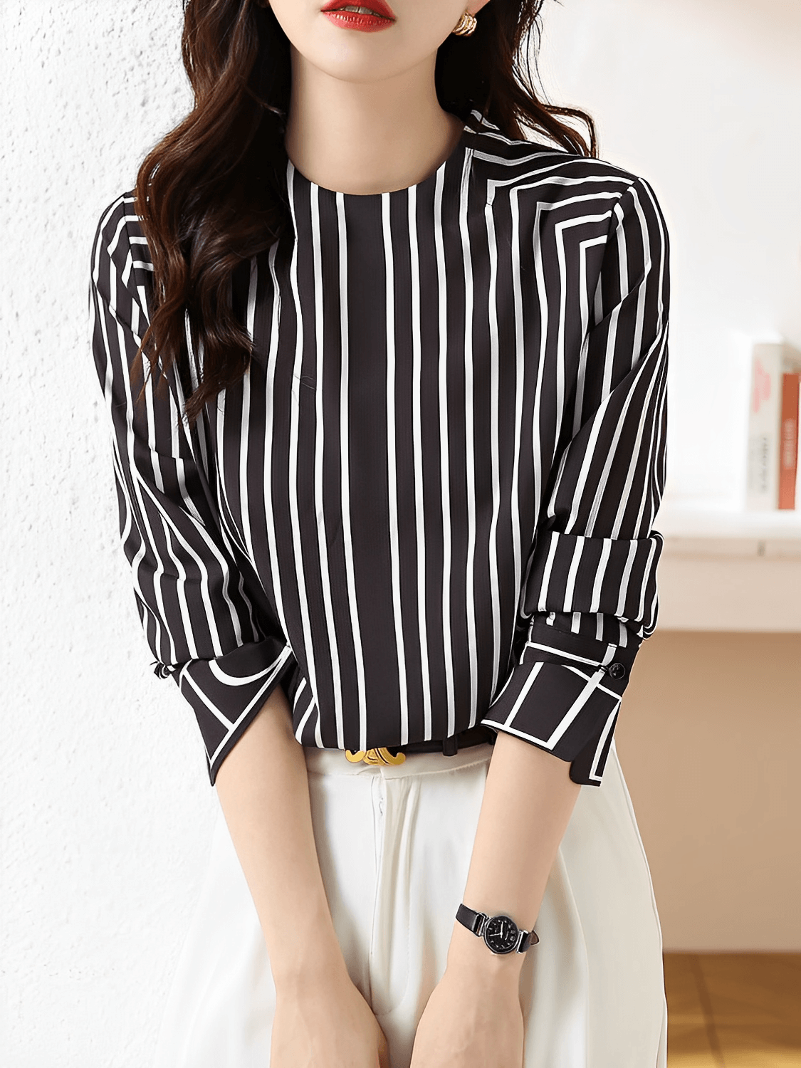 Camisa Feminina com Design Geométrico em Listras Gola Redonda e Punhos com Fechamento em Botão - Leah