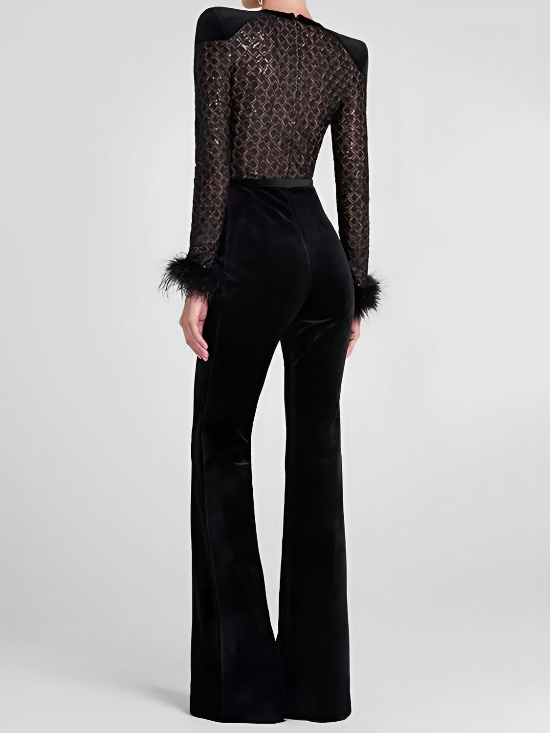 Macacão Feminino de Renda com Lantejoulas Ombreira e Punhos de Plumas e Calça Flare de Veludo - Noir
