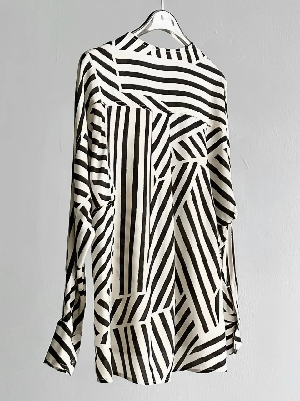 Camisa Feminina Listrada com Gola Redonda e Botões - Eudora