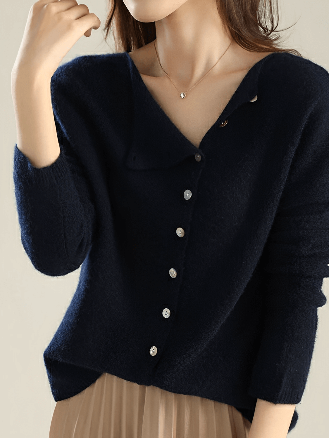 Cardigan Feminino em Tricô Fino com Fechamento em Botões Assimétrico - Luzia