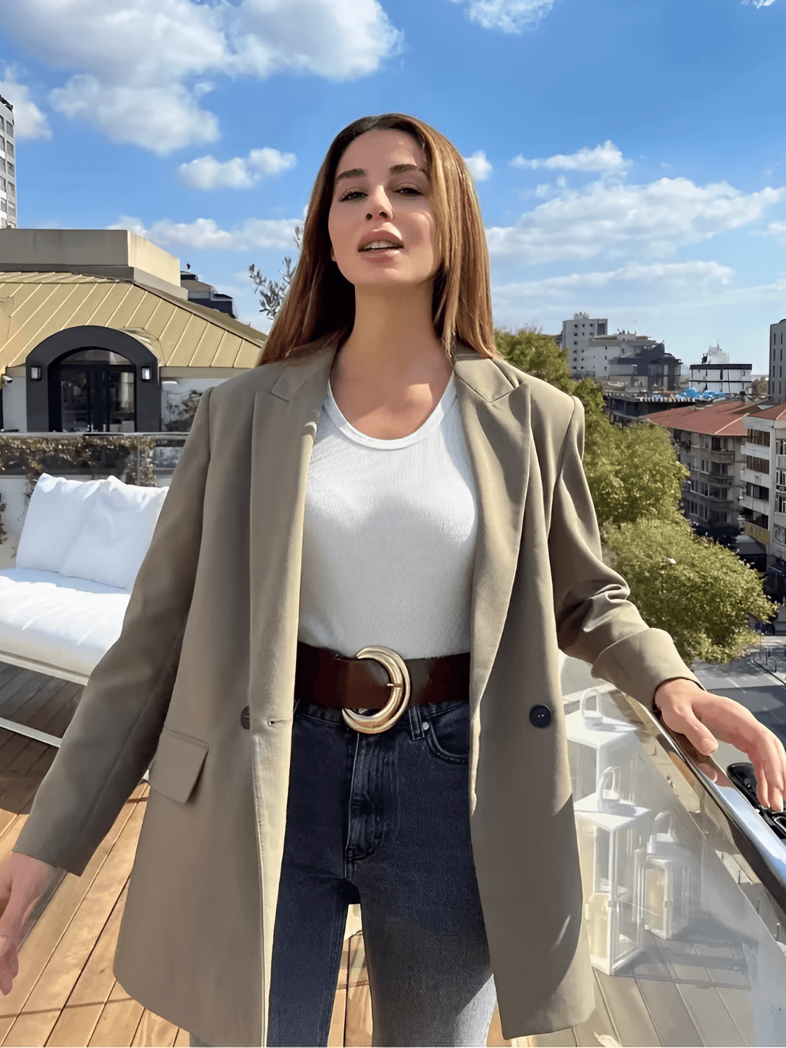 Blazer Feminino Alfaiataria Clássica com Lapela Marcante Botões Duplos Trespassado e Bolsos Decorativos – Ayana