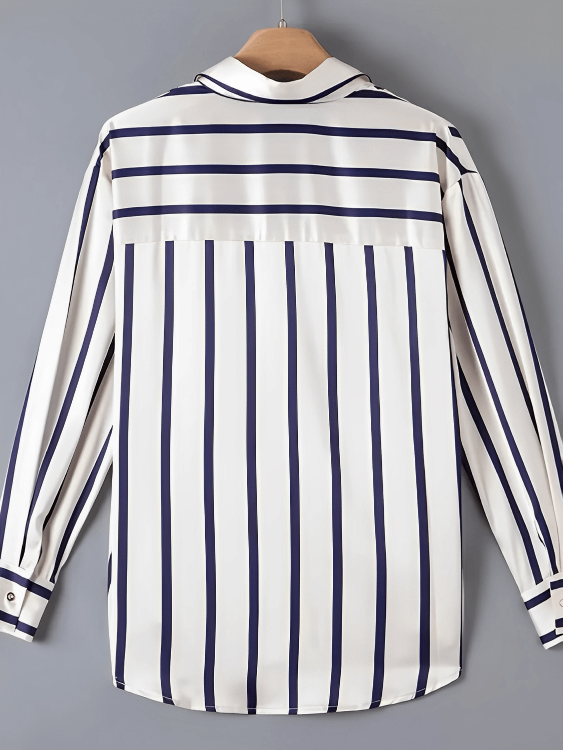 Camisa Feminina Listrada Acetinada com Bolso Frontal Gola Polo e Fechamento em Botões - Cinthia