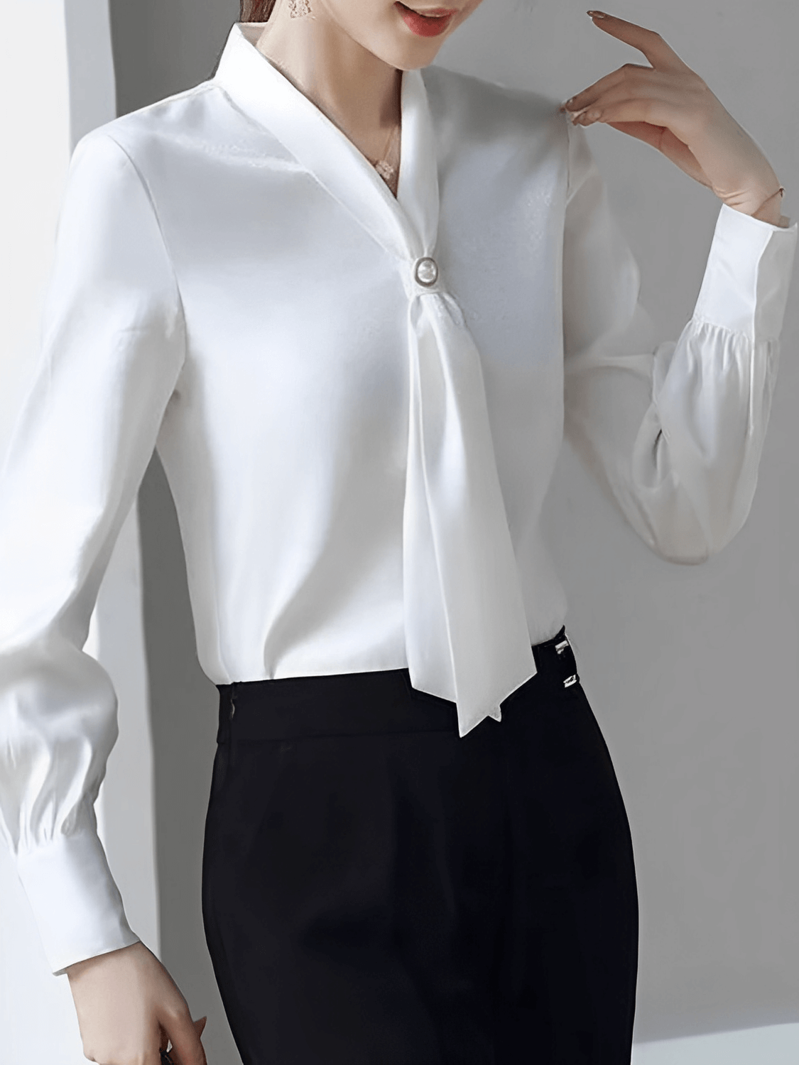 Camisa Feminina em Chiffon com Gola Lenço e Botão Perolado - Eulália
