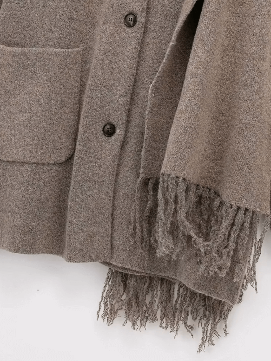 Casaco Feminino Oversized em Lã Batida com Bolsos Frontais Botões e Cachecol Removível com Franjas – Marjorie