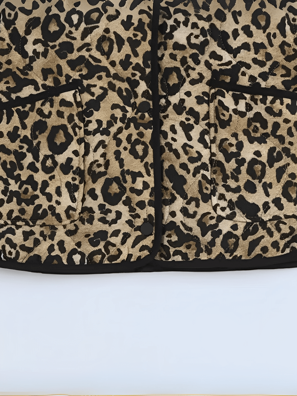 Casaco Feminino Acolchoado com Estampa Animal Print Bolsos e Fechamento em Botão de Pressão - Pabline