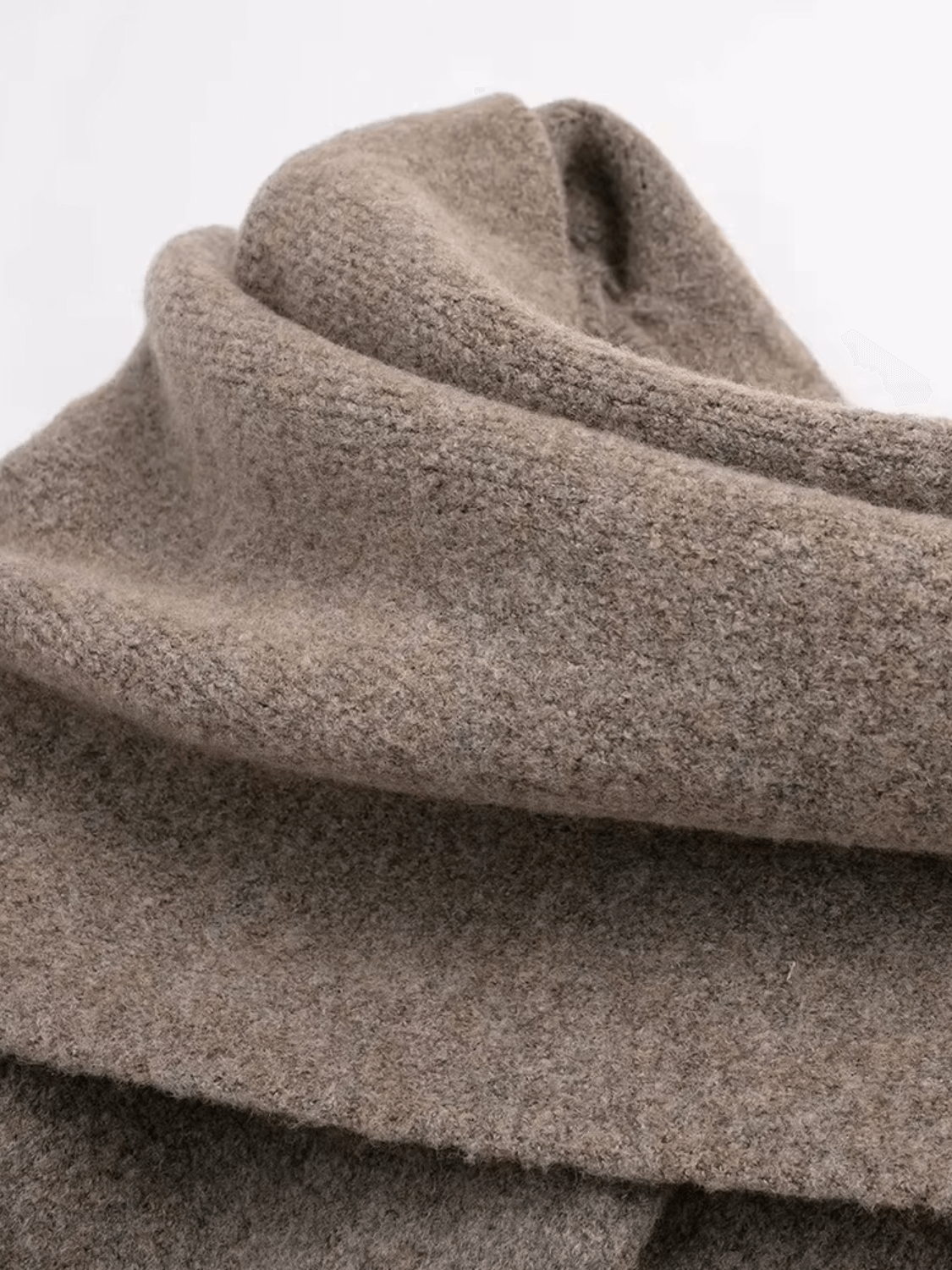 Casaco Feminino Oversized em Lã Batida com Bolsos Frontais Botões e Cachecol Removível com Franjas – Marjorie