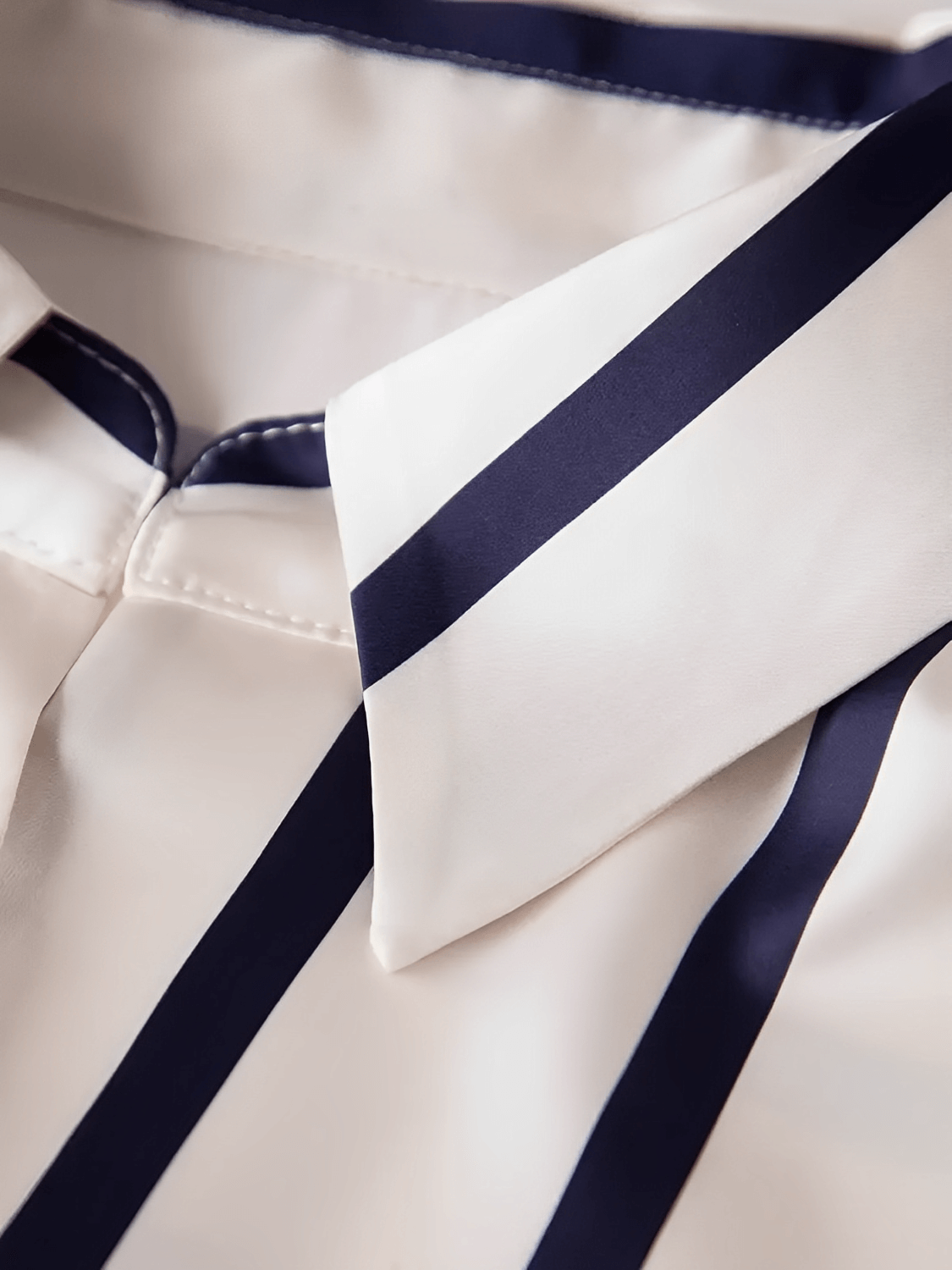 Camisa Feminina Listrada Acetinada com Bolso Frontal Gola Polo e Fechamento em Botões - Cinthia