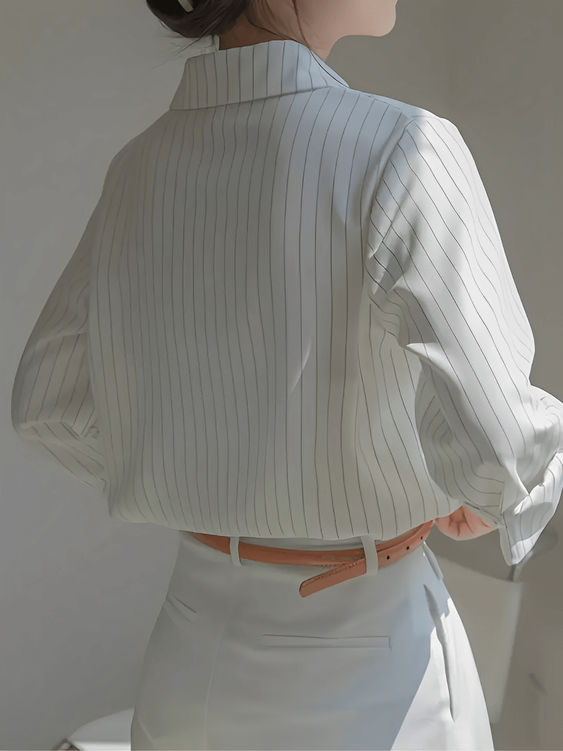 Camisa Feminina Vintage com Listras Finas Gola Ampla e Punhos Ajustados - Lucia