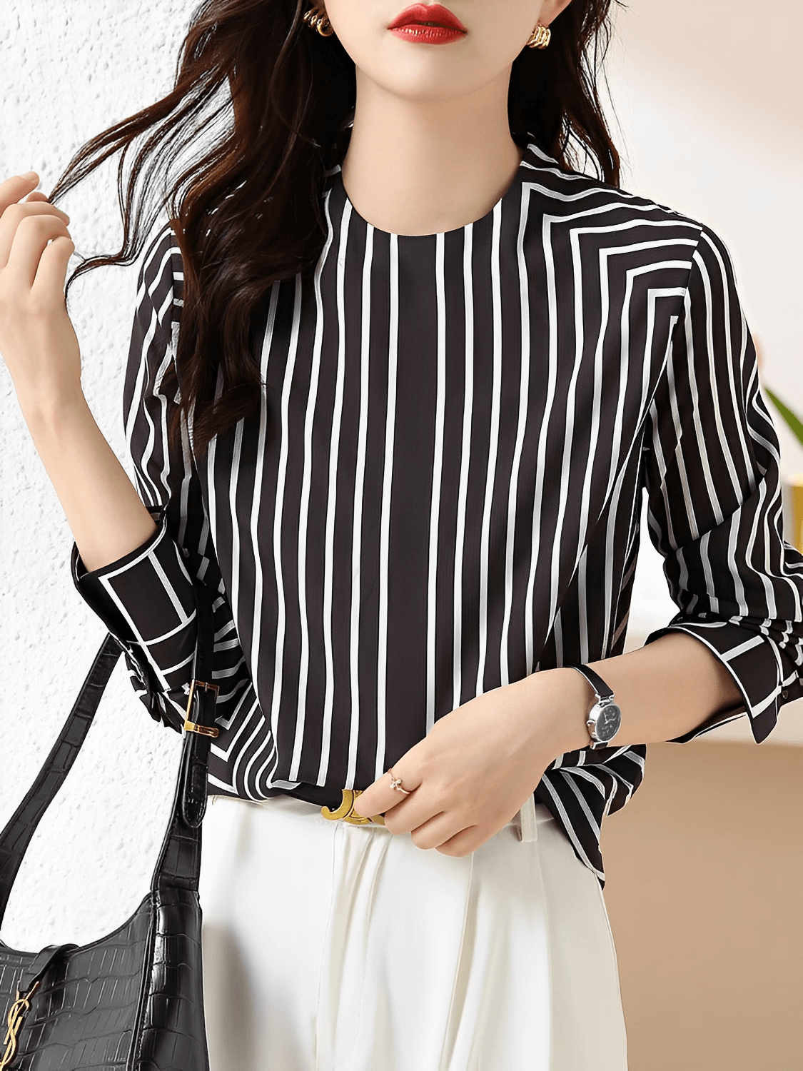 Camisa Feminina com Design Geométrico em Listras Gola Redonda e Punhos com Fechamento em Botão - Leah