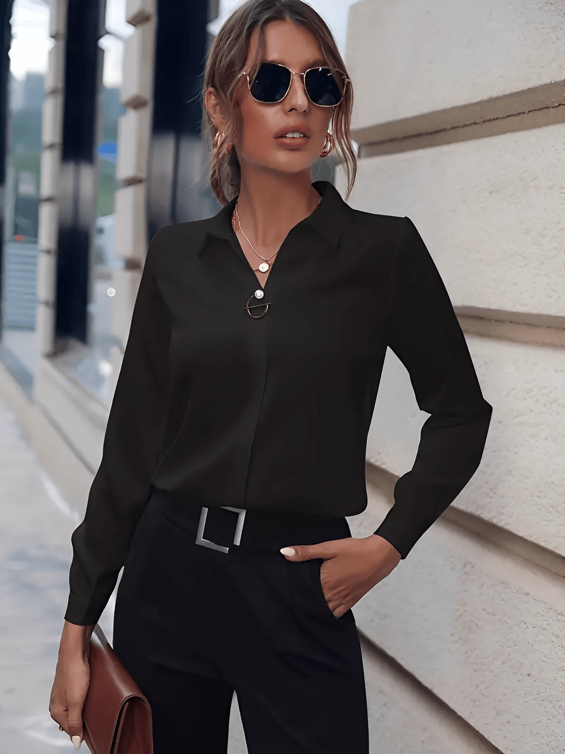Camisa Feminina em Chiffon com Gola Lapela Clássica e Broche Metálico Decorativo com Aplicação Pérola - Gladys