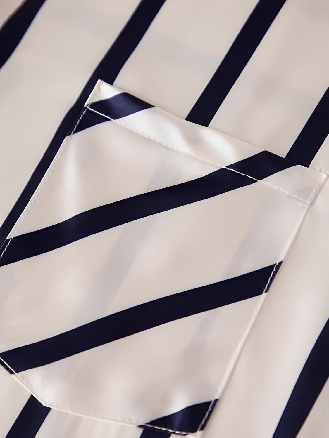 Camisa Feminina Listrada Acetinada com Bolso Frontal Gola Polo e Fechamento em Botões - Cinthia