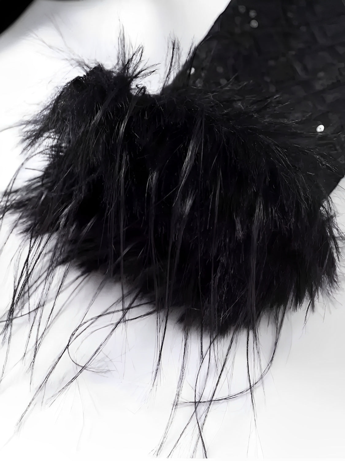 Macacão Feminino de Renda com Lantejoulas Ombreira e Punhos de Plumas e Calça Flare de Veludo - Noir