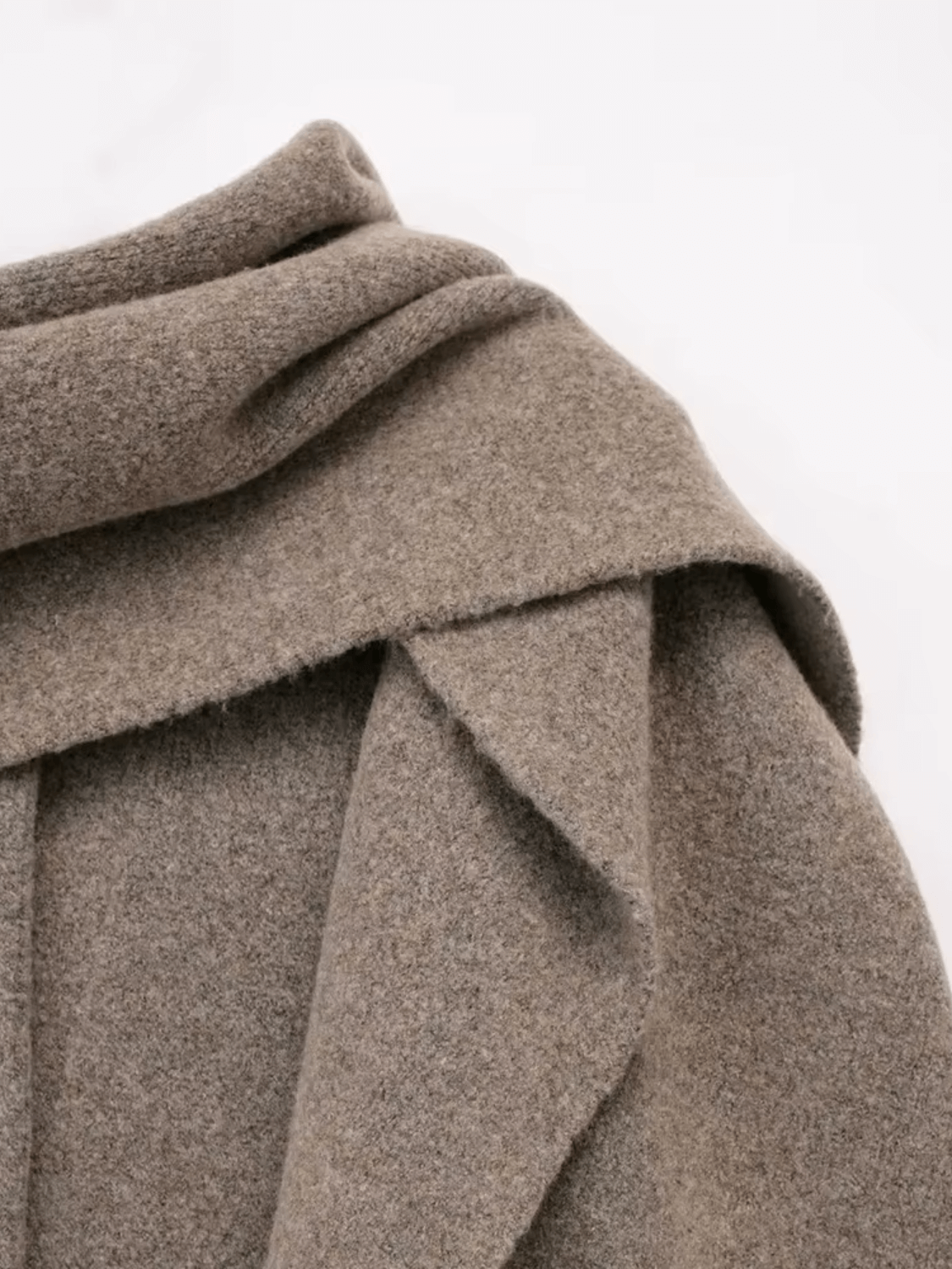 Casaco Feminino Oversized em Lã Batida com Bolsos Frontais Botões e Cachecol Removível com Franjas – Marjorie