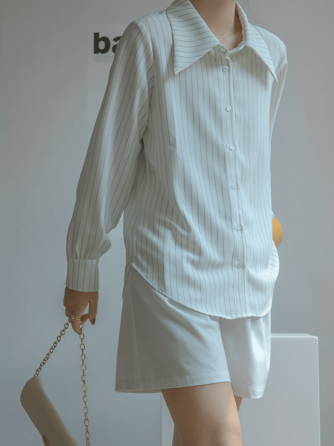 Camisa Feminina Vintage com Listras Finas Gola Ampla e Punhos Ajustados - Lucia