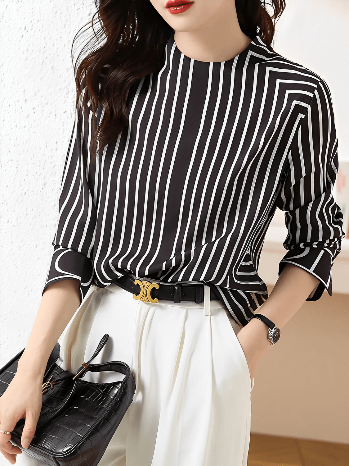 Camisa Feminina com Design Geométrico em Listras Gola Redonda e Punhos com Fechamento em Botão - Leah