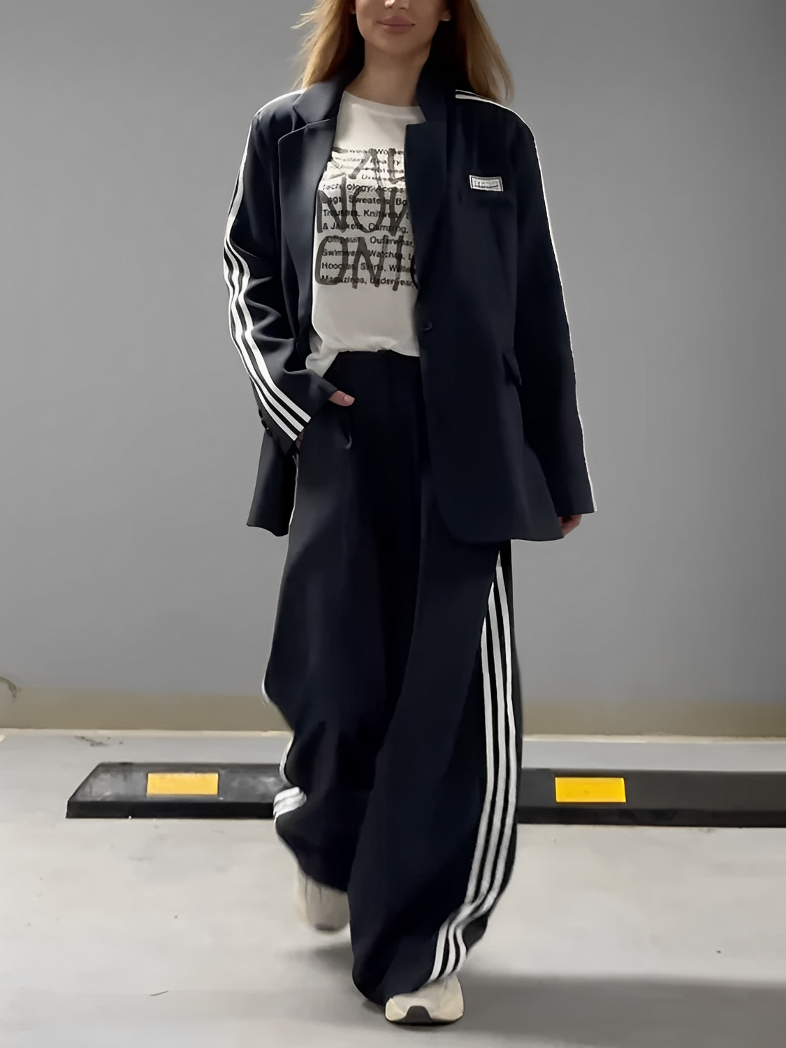 Conjunto Feminino de Alfaiataria Esportiva com Blazer Oversized e Calça com Listras Laterais - Regina [FRETE FULL]