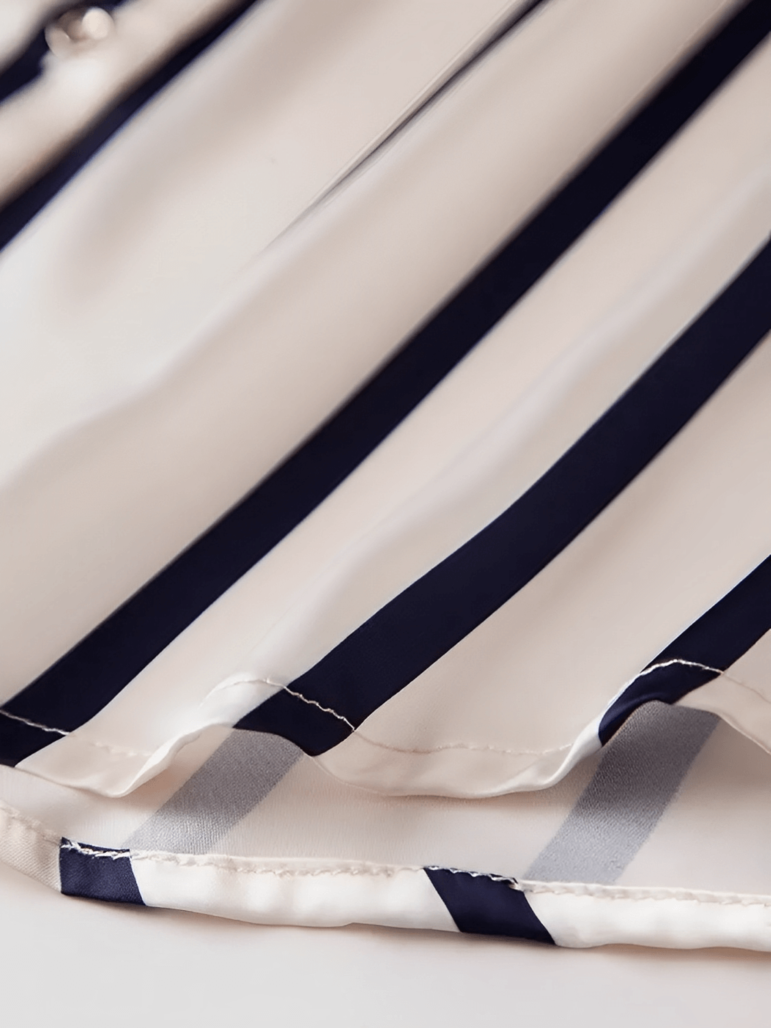 Camisa Feminina Listrada Acetinada com Bolso Frontal Gola Polo e Fechamento em Botões - Cinthia