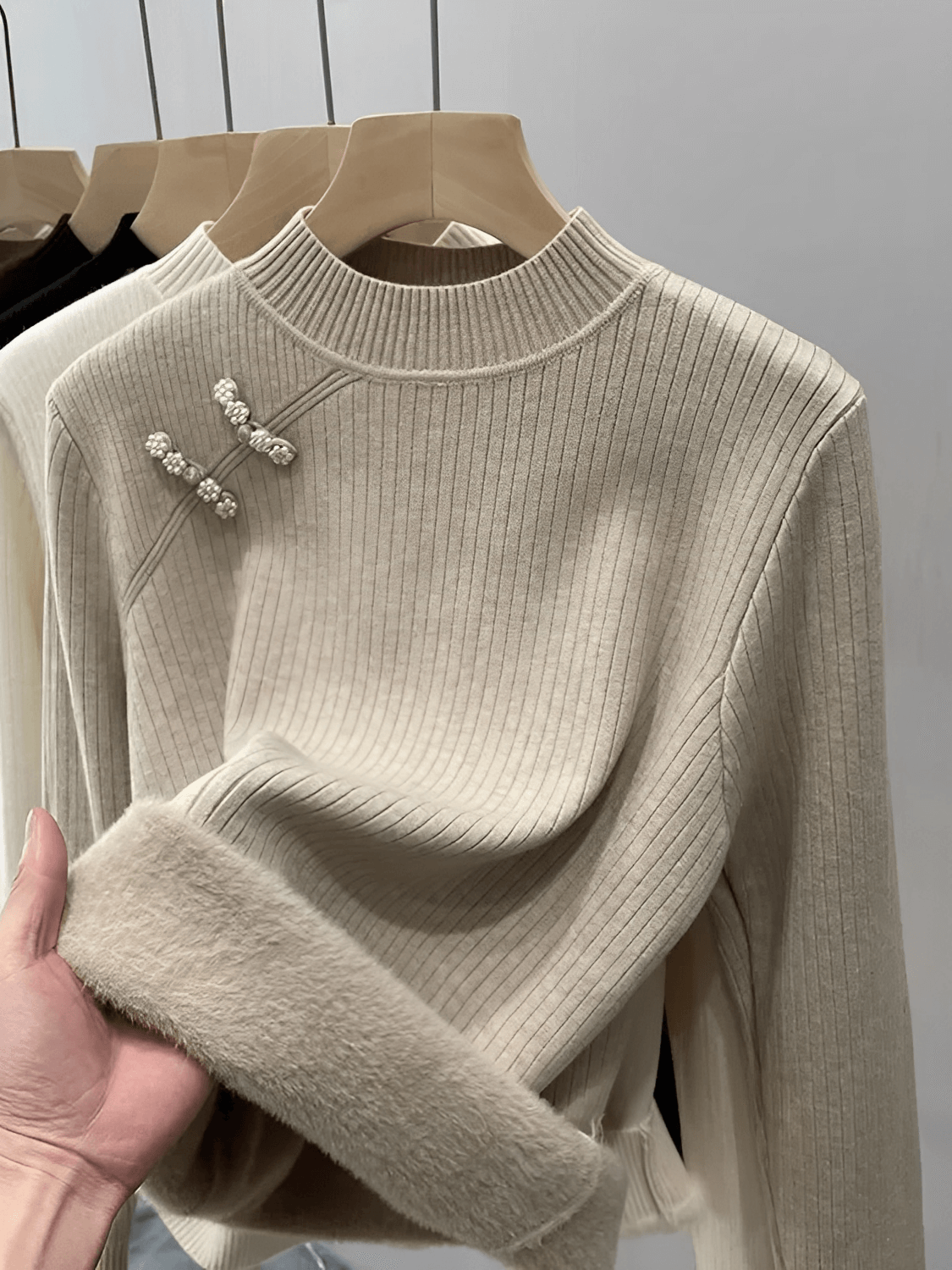 Suéter Feminino Térmico em Lã Peluciado com Gola Alta e Detalhe em Pérolas – Valerie