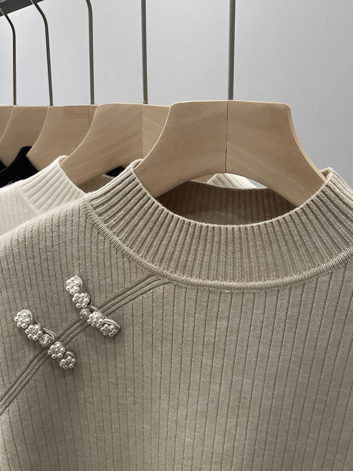 Suéter Feminino Térmico em Lã Peluciado com Gola Alta e Detalhe em Pérolas – Valerie