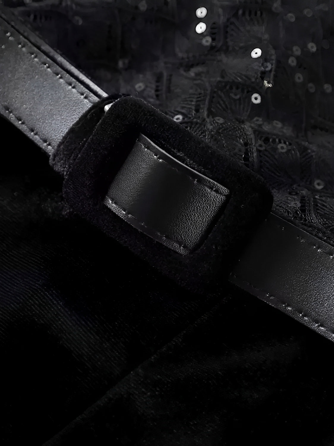 Macacão Feminino de Renda com Lantejoulas Ombreira e Punhos de Plumas e Calça Flare de Veludo - Noir