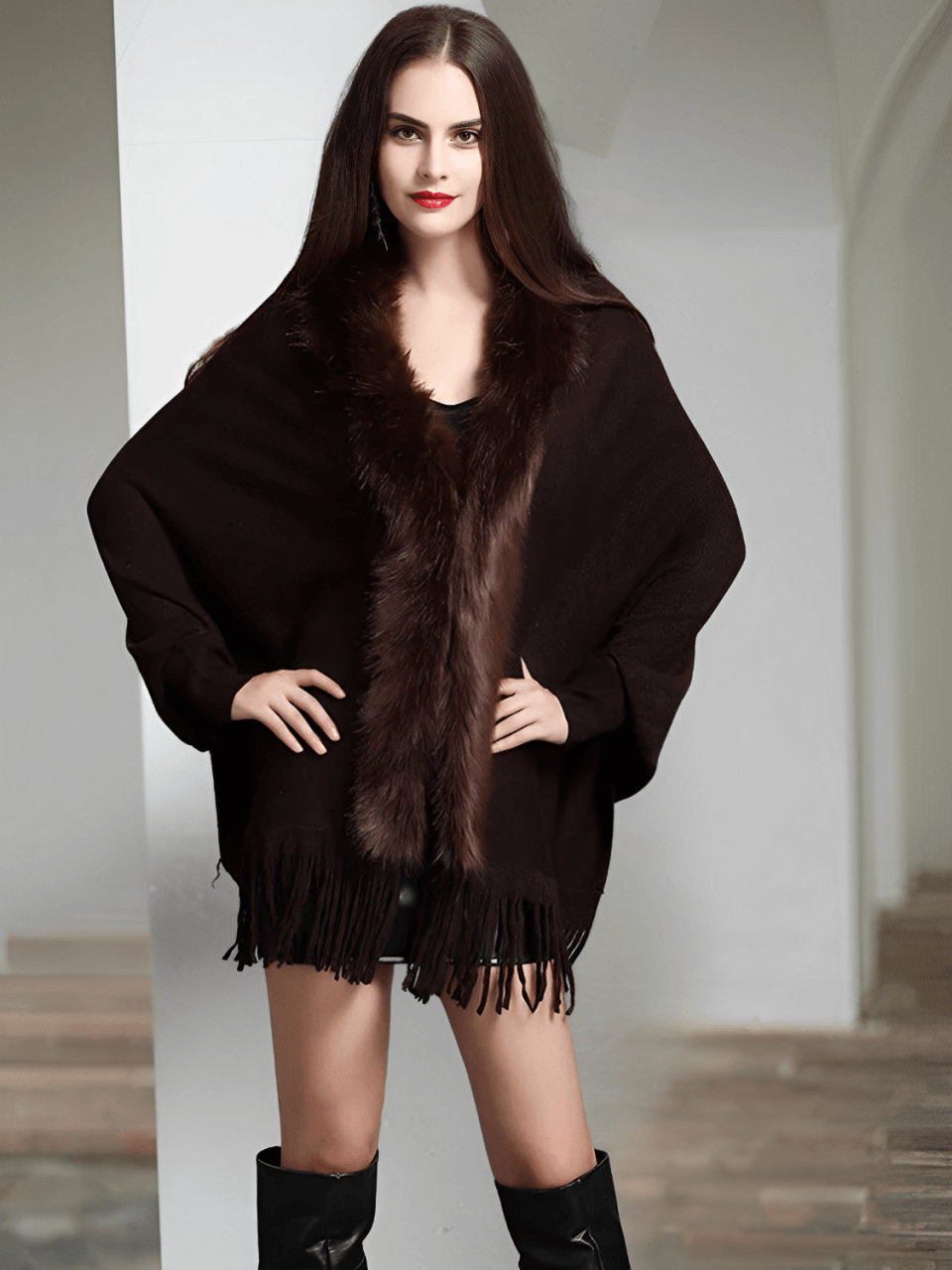 Cardigan Feminino Alongado em Malha de Tricô com Gola Peluciada Franjas e Manga Morcego – Viviane