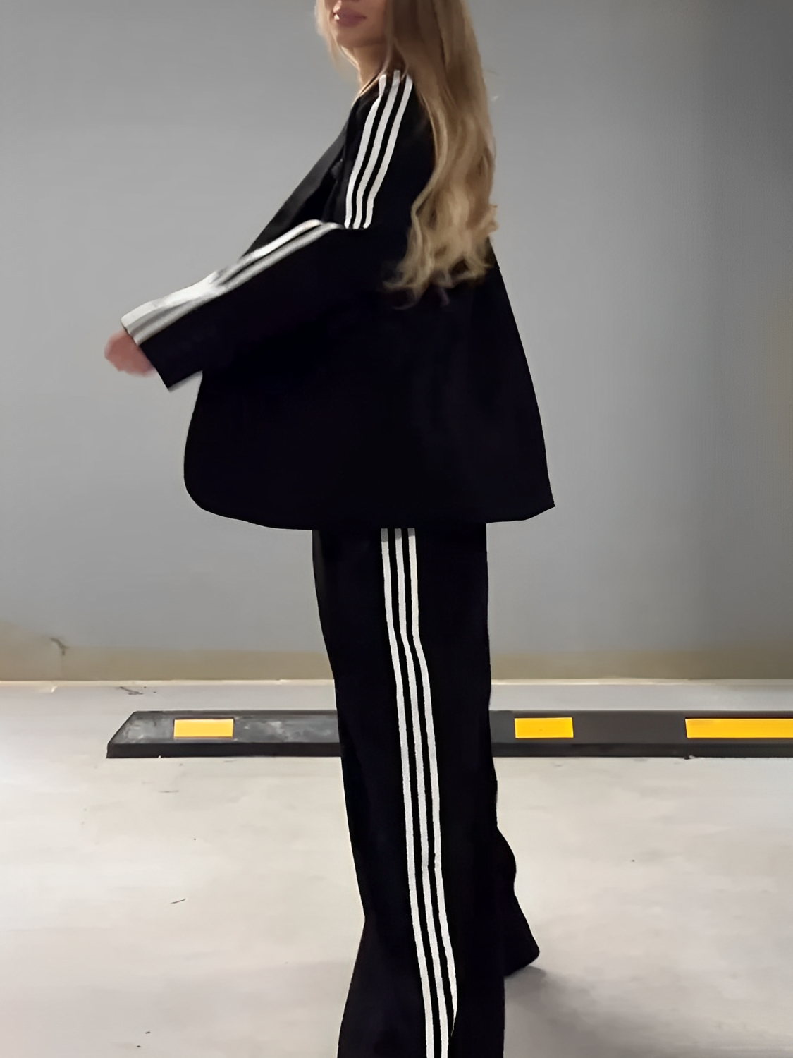 Conjunto Feminino de Alfaiataria Esportiva com Blazer Oversized e Calça com Listras Laterais - Regina [FRETE FULL]