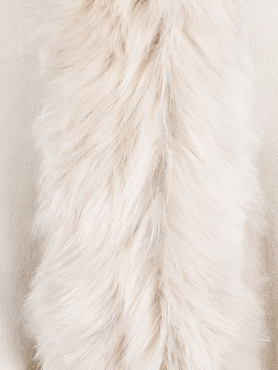 Cardigan Feminino Alongado em Malha de Tricô com Gola Peluciada Franjas e Manga Morcego – Viviane