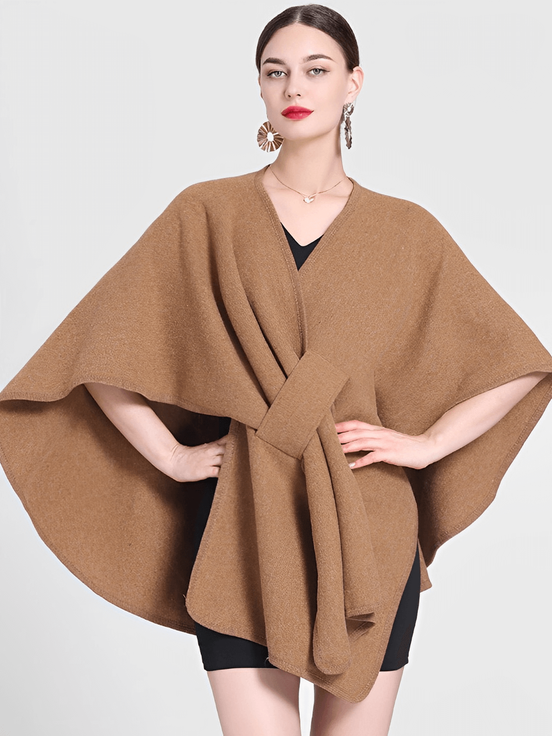 Casaco Feminino Estilo Capa em Lã com Decote V Recorte Assimétrico e Fechamento Transpassado  – Arabela