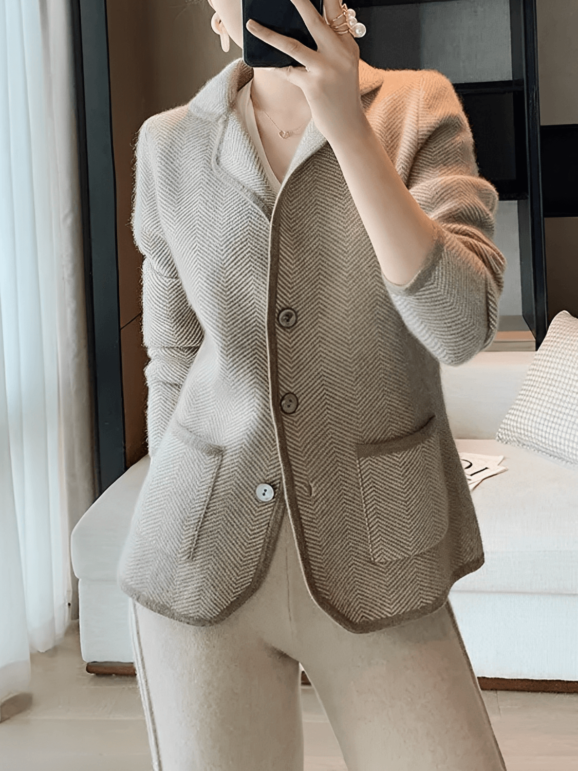 Blazer Feminino em Lã Estruturada com Gola Clássica Bolsos e Fechamento em Botões – Maria