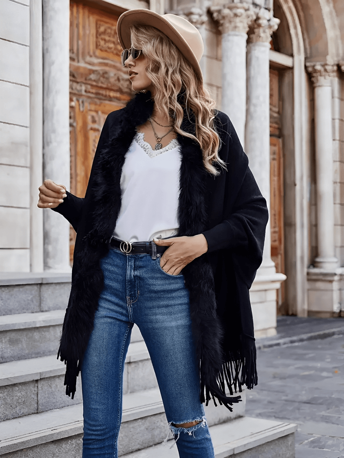 Cardigan Feminino Alongado em Malha de Tricô com Gola Peluciada Franjas e Manga Morcego – Viviane