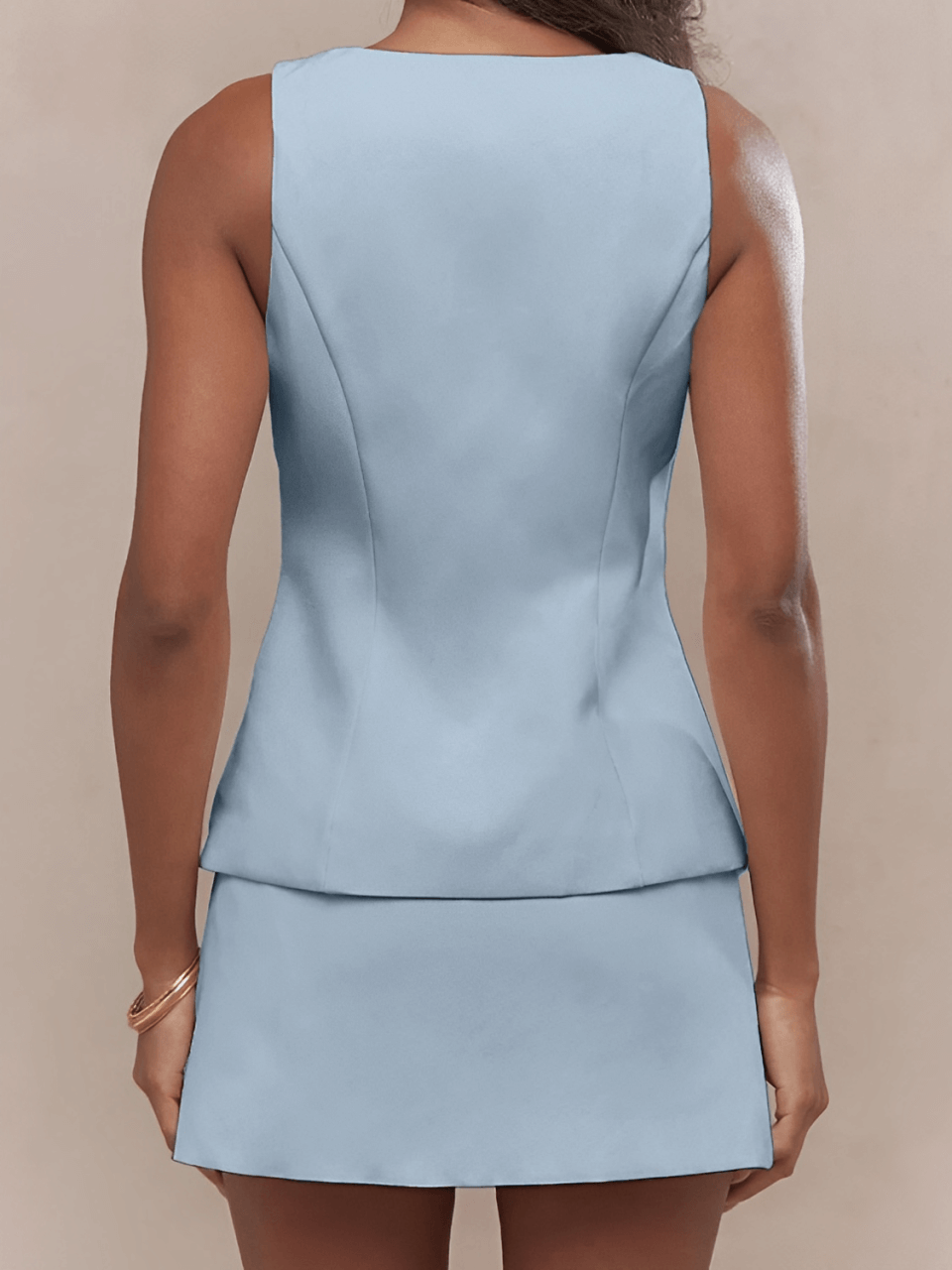 Conjunto Feminino com Colete Estruturado com Botões e Detalhe Assimétrico na Barra e Saia Curta Reta – Bárbara