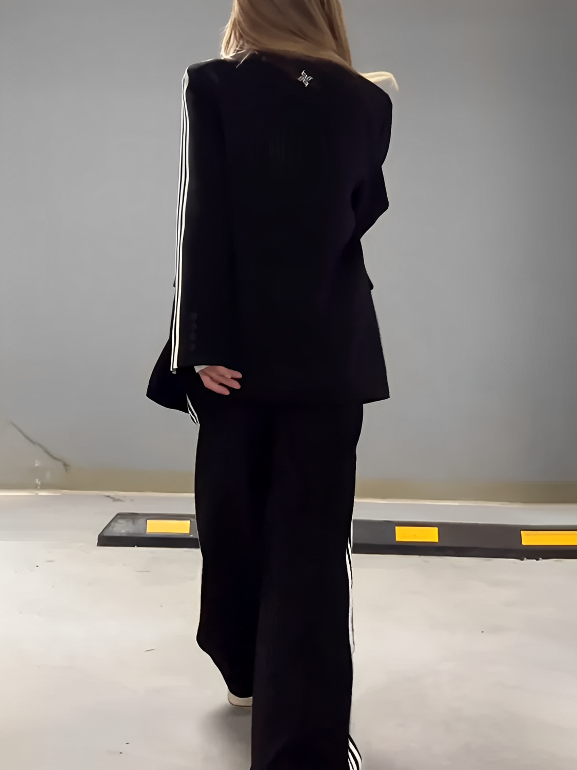 Conjunto Feminino de Alfaiataria Esportiva com Blazer Oversized e Calça com Listras Laterais - Regina [FRETE FULL]