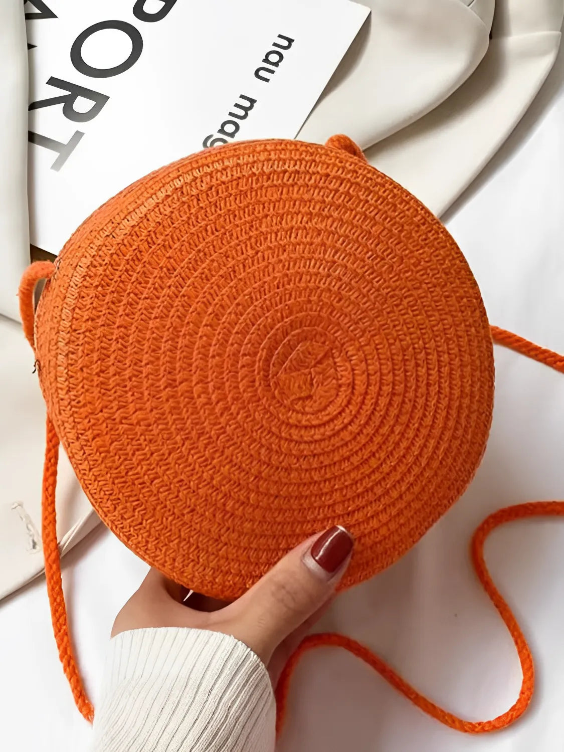 Bolsa Feminina Redonda Transversal em Palha com Alça de Corda e Fechamento com Zíper - Aurora