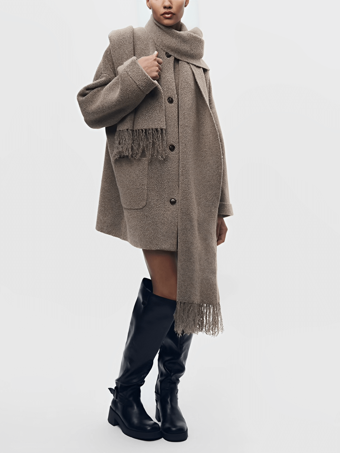 Casaco Feminino Oversized em Lã Batida com Bolsos Frontais Botões e Cachecol Removível com Franjas – Marjorie