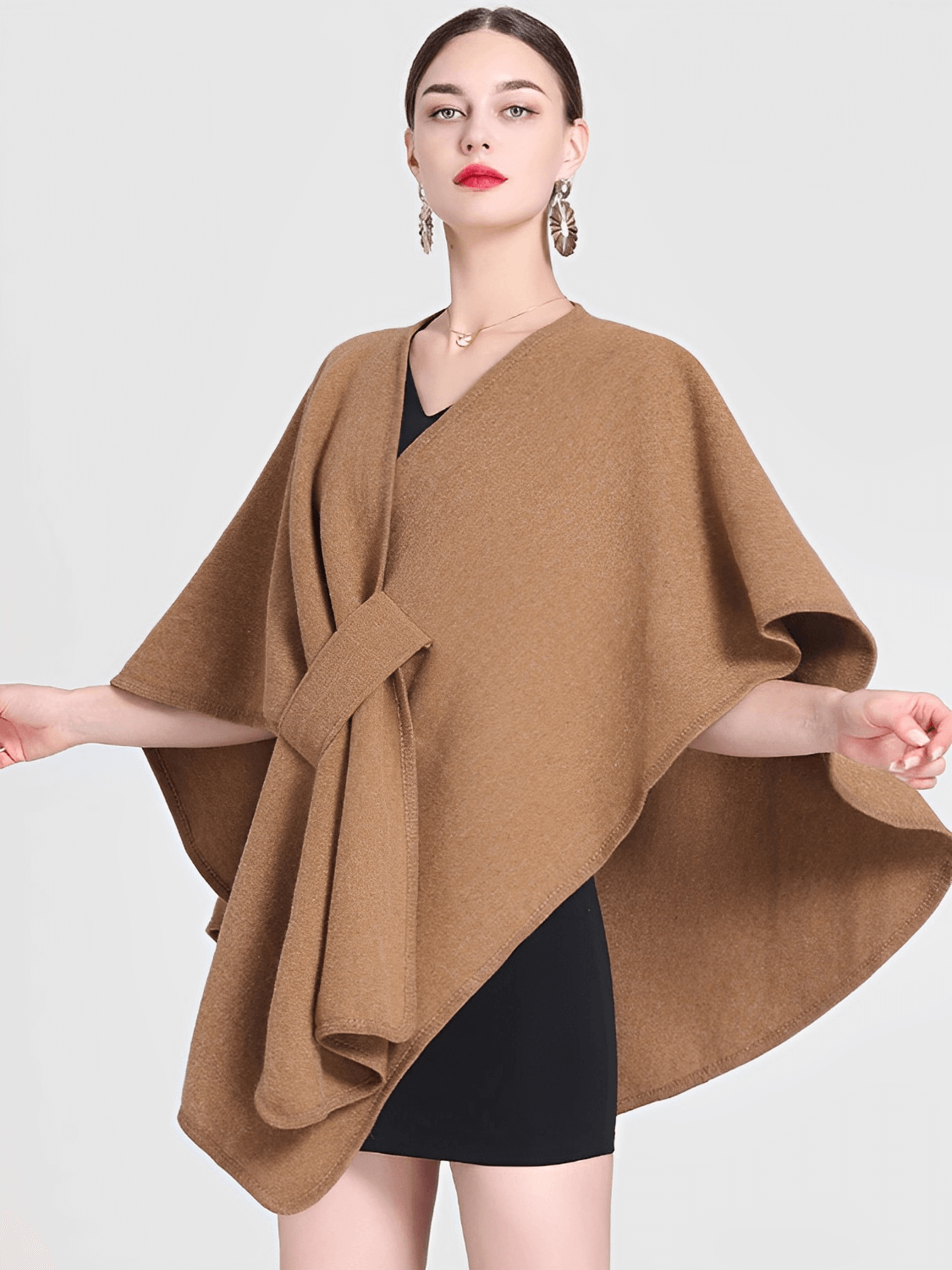 Casaco Feminino Estilo Capa em Lã com Decote V Recorte Assimétrico e Fechamento Transpassado  – Arabela