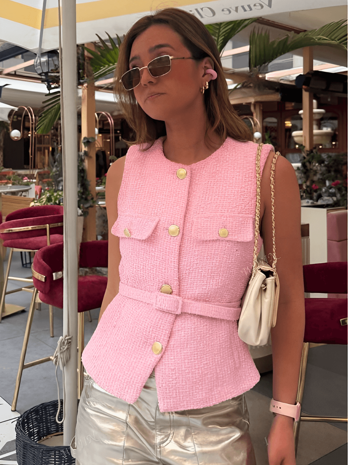 Colete Feminino Tweed Acinturado com Cinto e Bolsos Decorativo - Corine