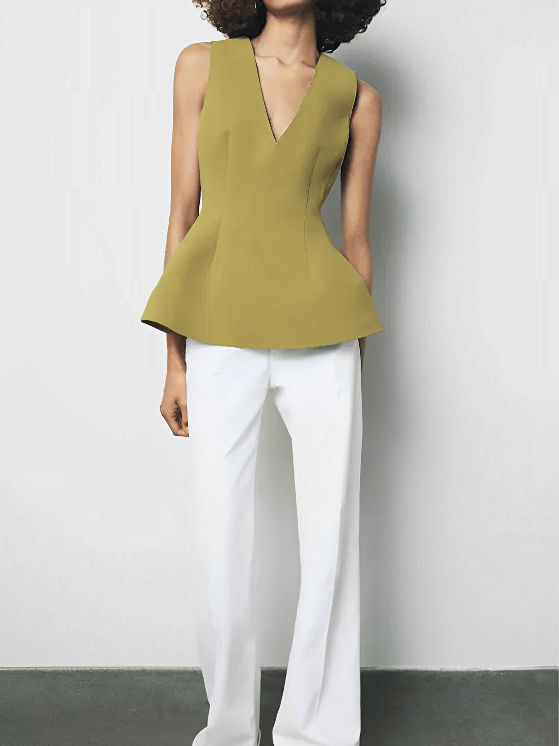 Blusa Feminina Peplum com Decote V e Ajuste Acinturado e Zíper nas Costas  – Marisa