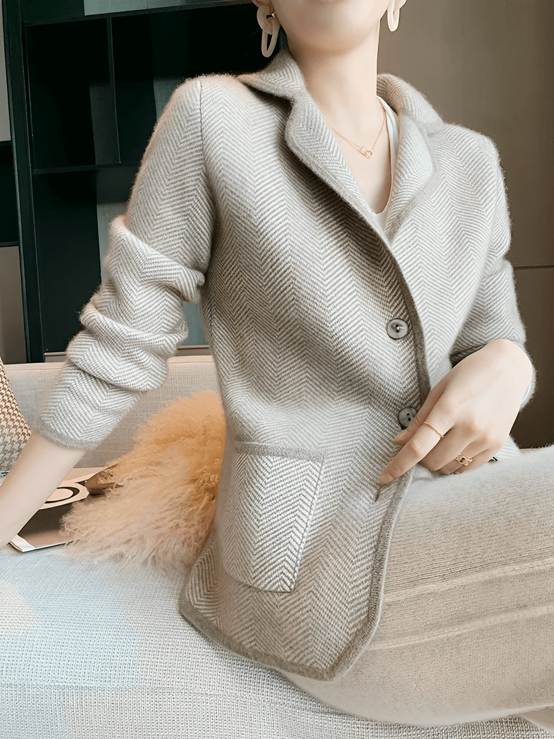 Blazer Feminino em Lã Estruturada com Gola Clássica Bolsos e Fechamento em Botões – Maria