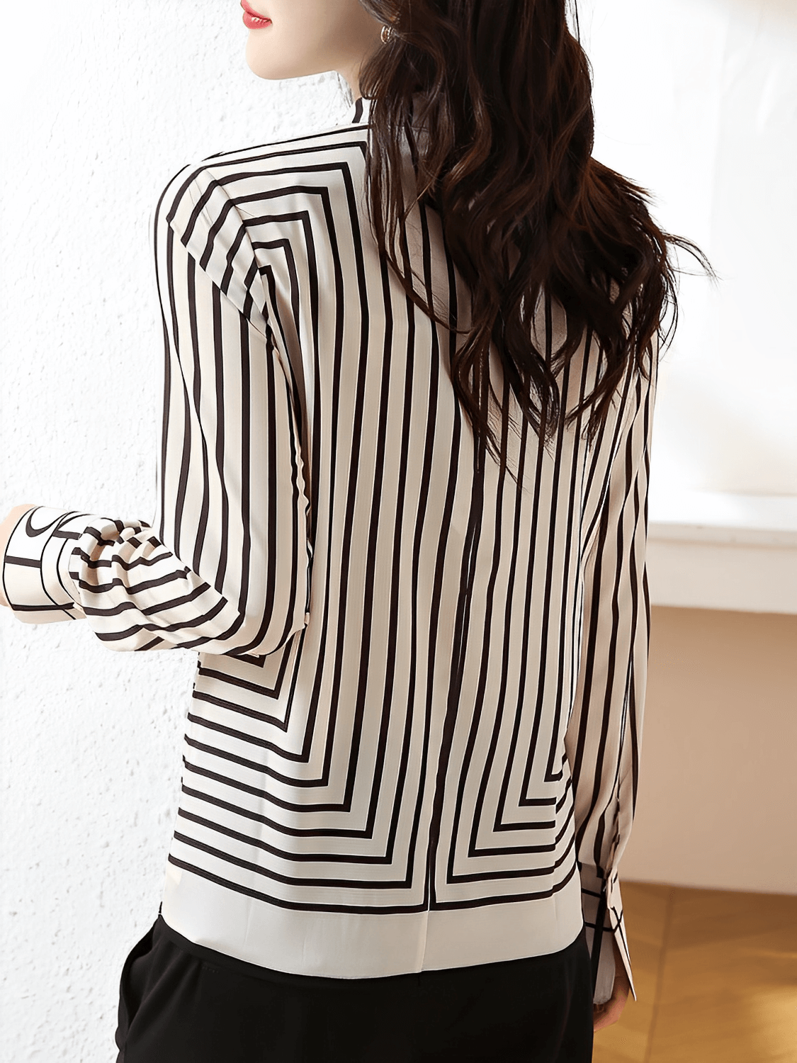 Camisa Feminina com Design Geométrico em Listras Gola Redonda e Punhos com Fechamento em Botão - Leah