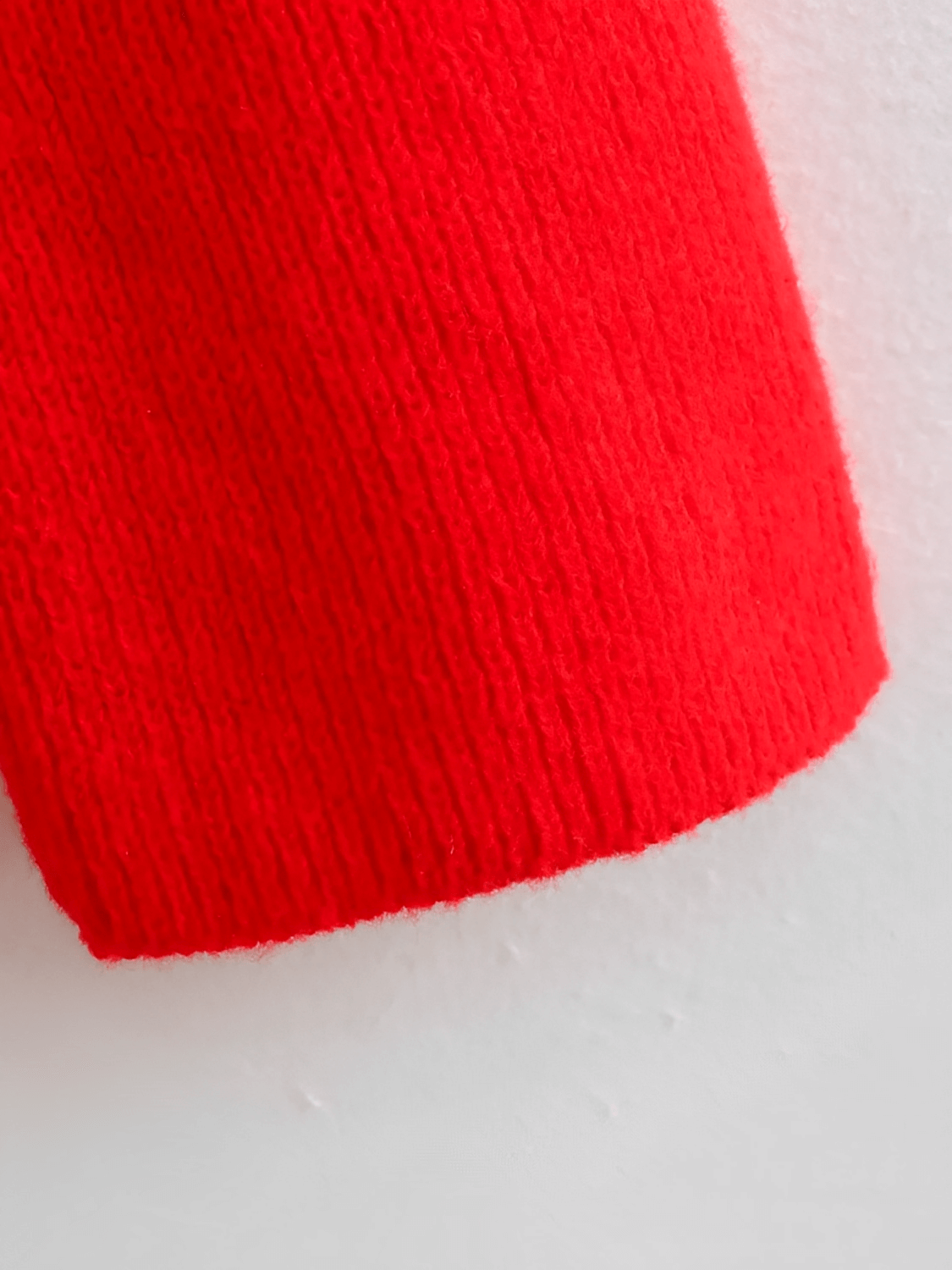 Suéter Feminino em Tricô Ombro a Ombro com Gola Larga e Manga Tipo Flare – Flávia
