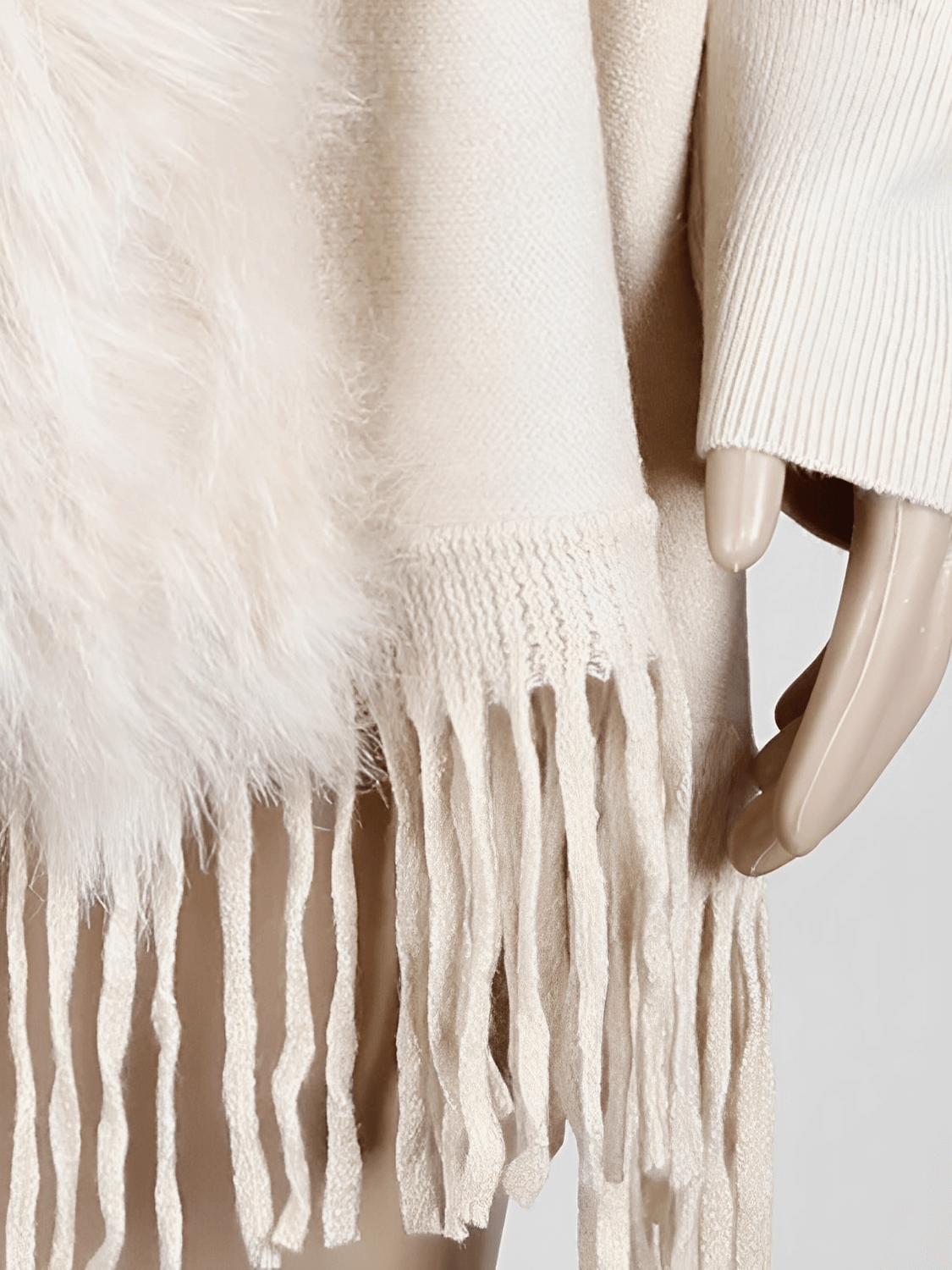 Cardigan Feminino Alongado em Malha de Tricô com Gola Peluciada Franjas e Manga Morcego – Viviane