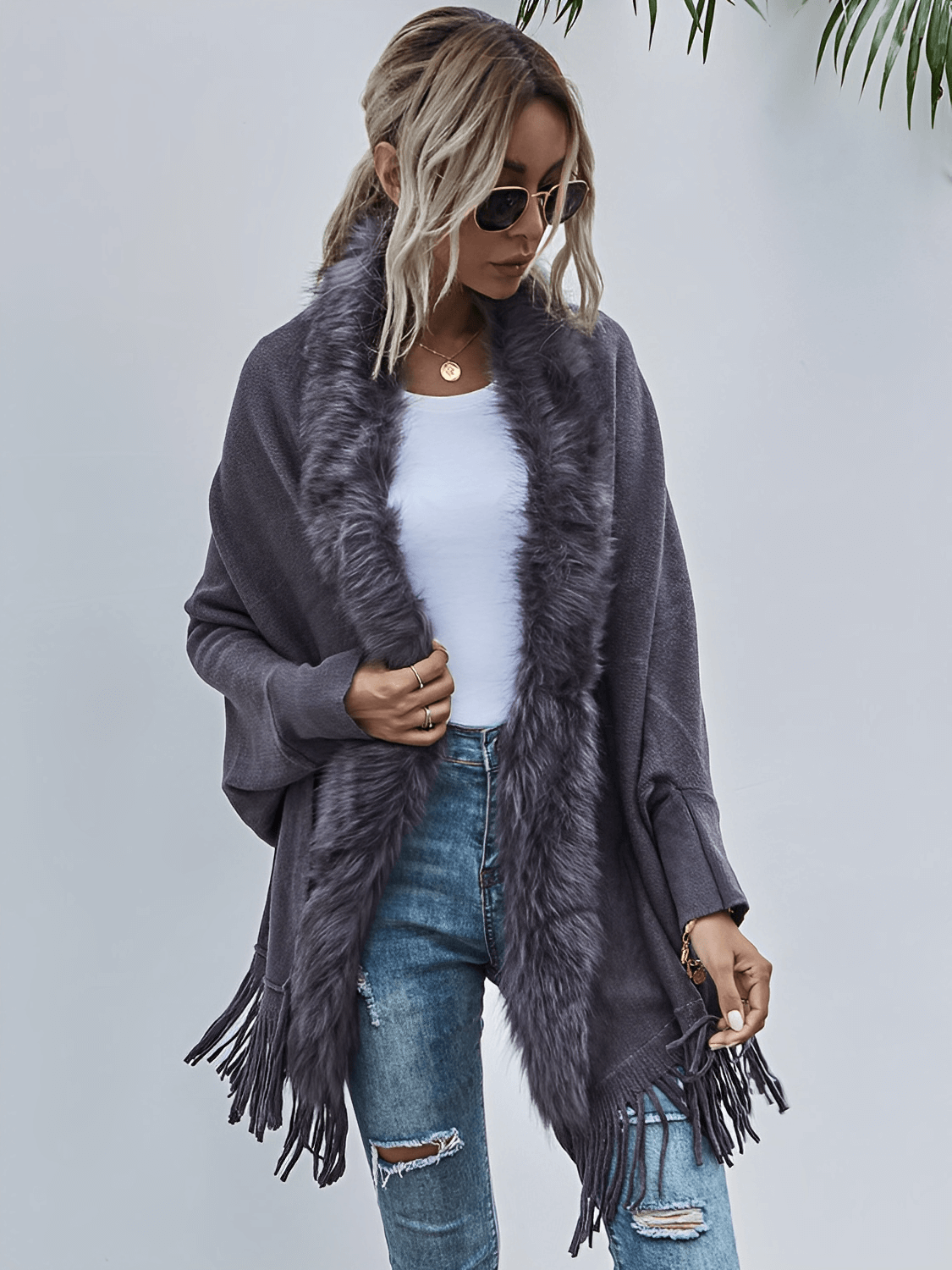 Cardigan Feminino Alongado em Malha de Tricô com Gola Peluciada Franjas e Manga Morcego – Viviane