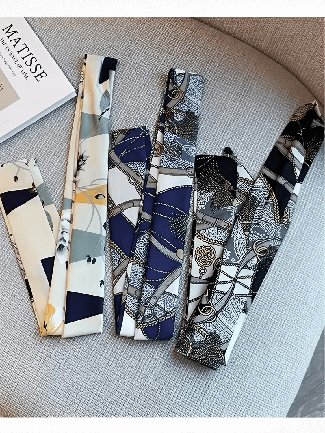 Calça Feminina Alfaiataria Wide Leg Cintura Alta com Lenço Estampado Removível e Bolsos – Amara
